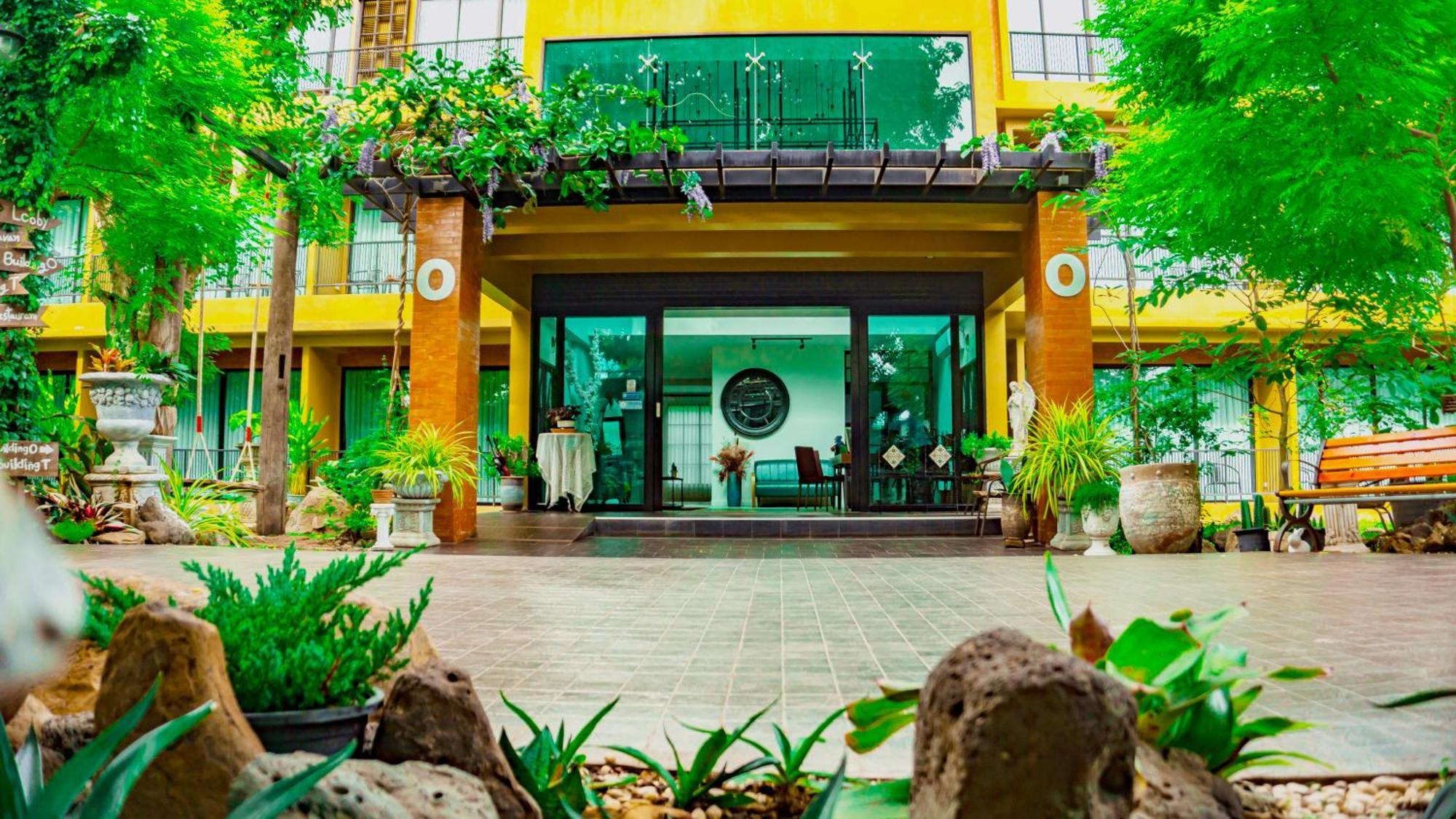 Trex Buriram Boutique Hotel Exteriör bild